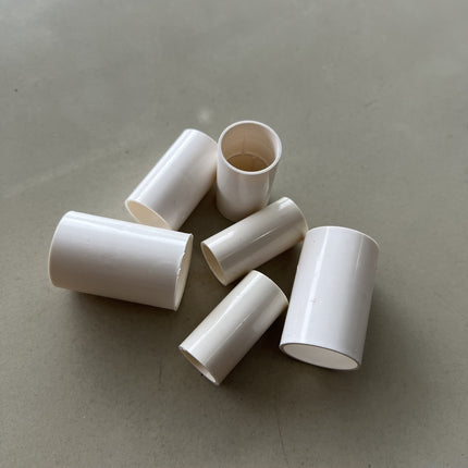 สถานที่เชื่อมต่อพื้นที่ PVC ขนาด 20mm , 25mm , 16mm ต่อตรงข้อต่อสามทางมุมฉากสี่ทางสี่ทางมุมฉากเพดานท่อน้ำลำธารเกษตร