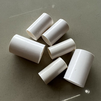 สถานที่เชื่อมต่อพื้นที่ PVC ขนาด 20mm , 25mm , 16mm ต่อตรงข้อต่อสามทางมุมฉากสี่ทางสี่ทางมุมฉากเพดานท่อน้ำลำธารเกษตร