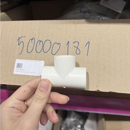 สถานที่เชื่อมต่อพื้นที่ PVC ขนาด 20mm , 25mm , 16mm ต่อตรงข้อต่อสามทางมุมฉากสี่ทางสี่ทางมุมฉากเพดานท่อน้ำลำธารเกษตร