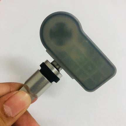 ชมลมยางคนที่วัดลมยางเครื่องในส่วนของวัดความดันลมยาง Launch LTR-01 433 315MHZ TPMS