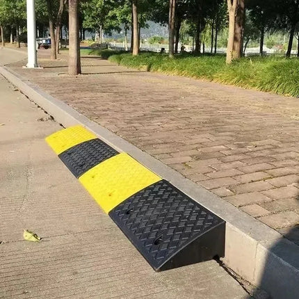 ที่ปีนไต่ฟุตบาท ยางปีนไต่ฟุตบาท ทางลาด ทางขึ้นฟุตบาท ทางลาดรถยนต์ ทางลาดรถเข็น แบบพลาสติก สินค้าในไทย