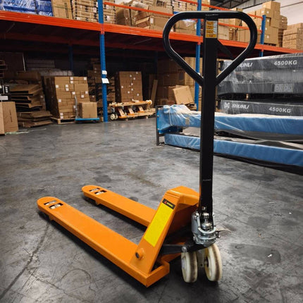 ็Hand Pallet แฮนลิฟท์ รถลากพาเลท กระบอกน้ำมันในตัว ขายกเสริมเหล็กหนา 2ตัน กว้าง 550mm