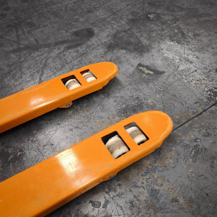 ็Hand Pallet แฮนลิฟท์ รถลากพาเลท กระบอกน้ำมันในตัว ขายกเสริมเหล็กหนา 2ตัน กว้าง 550mm