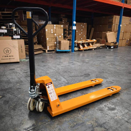 ็Hand Pallet แฮนลิฟท์ รถลากพาเลท กระบอกน้ำมันในตัว ขายกเสริมเหล็กหนา 2ตัน กว้าง 550mm