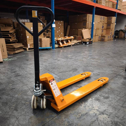 ็Hand Pallet แฮนลิฟท์ รถลากพาเลท กระบอกน้ำมันในตัว ขายกเสริมเหล็กหนา 2ตัน กว้าง 550mm