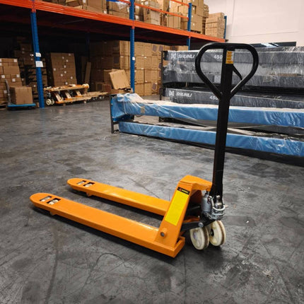 ็Hand Pallet แฮนลิฟท์ รถลากพาเลท กระบอกน้ำมันในตัว ขายกเสริมเหล็กหนา 2ตัน กว้าง 550mm